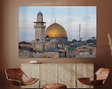 El-Ghawanima minaret en koepel op tempel rots in Jerusalem, Israel. van Joost Adriaanse