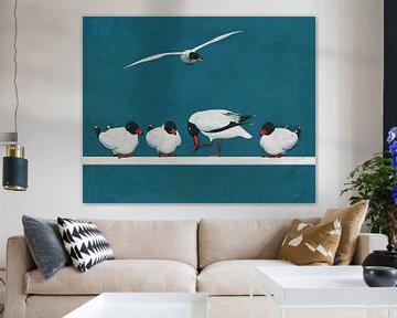Vier Möwen in Ruhe und eine fliegende Möwe von Jan Keteleer