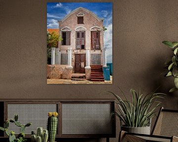 Pietermaai - Vervallen landhuis aan de zee bij Willemstad Curacao van Marly De Kok