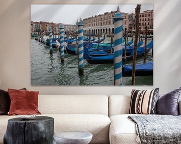 Gondeln mit blauen Segeln im Hauptkanal in Venedig, Italien.