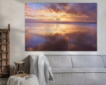 Wolkenlucht boven de Noordzee bij zonsondergang van eric van der eijk