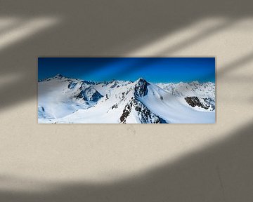 Verschneite Tiroler Alpen in Österreich an einem schönen Wintertag von Sjoerd van der Wal