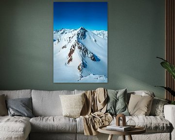 Besneeuwde Tiroler Alpen in Oostenrijk tijdens een prachtige winterdag