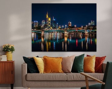 Frankfurt bij nacht met brug van Mustafa Kurnaz