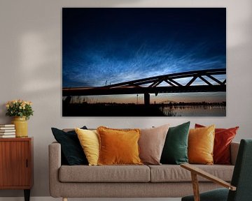 Leuchtende Nachtwolken über der Eisenbahnbrücke der Hansebogen bei Hattem - Zwolle von Stefan Verkerk