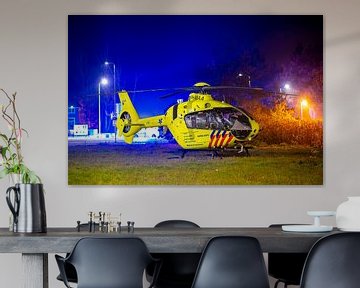 Traumahelikopter Lifeliner 1 aan de grond op 't Harde van Stefan Verkerk