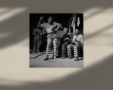 Tanz in einem Gefangenenlager in GEORGIEN 1941 von Atelier Liesjes