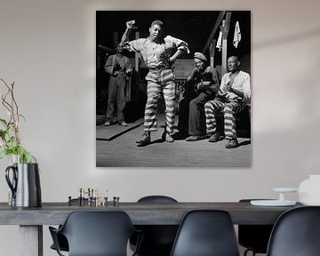 dansen in een gevangenenkamp in GEORGIA 1941 van Atelier Liesjes