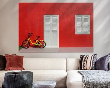 Mur rouge avec vélo d'enfant jaune