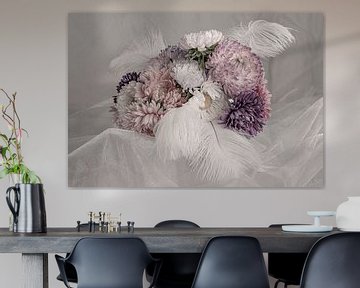 bouquet d'asters de couleur pastel avec plumes sur arjan doornbos