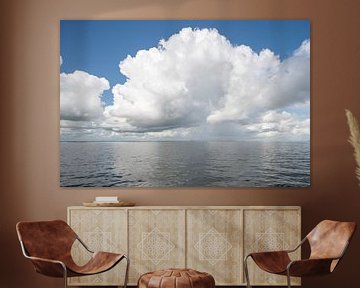 Cumulus wolken boven IJsselmeer van Peter Bartelings