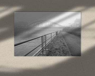 un matin brumeux au pont sur la Lys jusqu'à la caserne de Menin, en Belgique