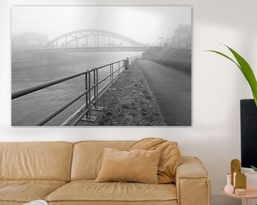 een mistige ochtend aan de brug over de Leie naar de Barakken in Menen, Belgie van Fotografie Krist / Top Foto Vlaanderen