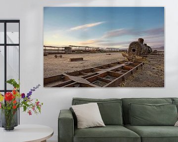 Uyuni. Coucher de soleil sur un vieux train abandonné dans une vieille gare de triage