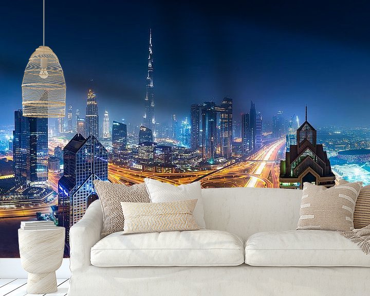 Sfeerimpressie behang: Dubai skyline bij nacht van Remco Piet