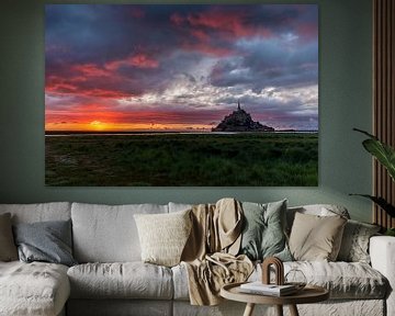 La presqu'île du Mont Saint Michel en France au coucher du soleil