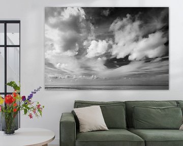 Wolken über dem Waddenmeer im Schwarz-Weiß von R Smallenbroek