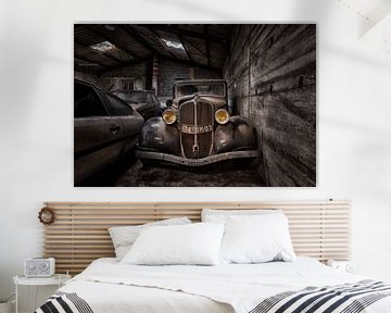 Renault Monaquatre in einer verlassenen Garage von Beyond Time Photography