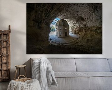 Tempio del Valadier, solide chapelle taillée dans la roche en Italie.