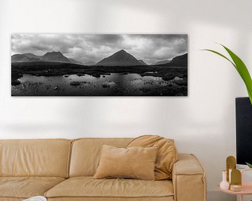 Schwarz-Weiß-Panorama der schottischen Highlands