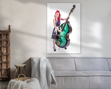 Chanteuse de rock'n'roll aux cheveux roux et contrebasse