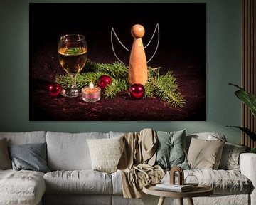 Houten engeltjes en wijnglas met kerstversiering versierd met dennenbomen en kerstballen. van Hans-Jürgen Janda