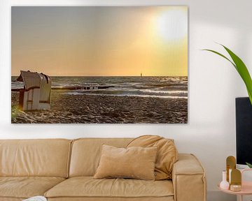 Strandstoelen staan in de zonsondergang op een badstrand aan de Oostzee met zee en heldere lucht. van Hans-Jürgen Janda