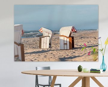 Chaises de plage debout au coucher du soleil sur une plage de baignade de la mer Baltique avec mer e