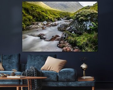 De rivier Etive in een dal bij Glencoe in Schotland van Arthur Puls Photography