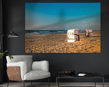 Strandstoelen staan in de zonsondergang op een badstrand aan de Oostzee met zee en heldere lucht. van Hans-Jürgen Janda