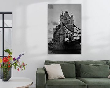 Towerbridge Londen dichtbij in het zwartwit van Mireille Schipper