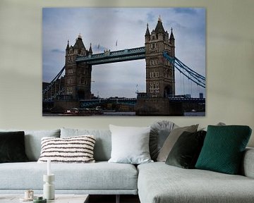 Tower bridge in kleur op een bewolkte dag van Mireille Schipper