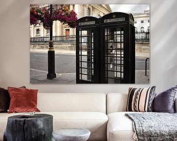Zwarte telefooncellen Londen naast hangende bloemen van Mireille Schipper