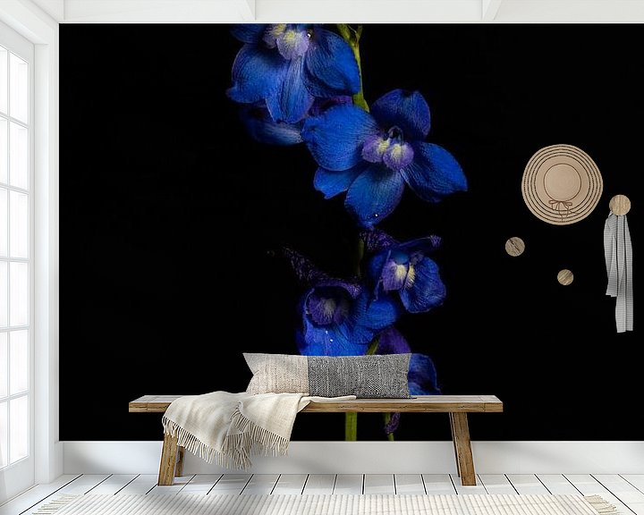 Sfeerimpressie behang: Ridderspoor bloemen van Tim Abeln