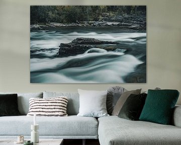 Rocher dans la rivière norvégienne sur Colin van Wijk