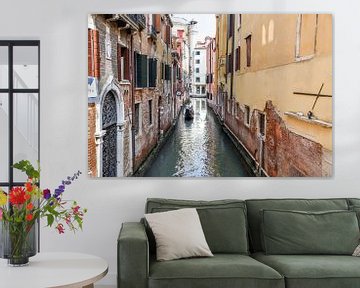 Gondel in kanaal van Venetië van Nancy Geertsma