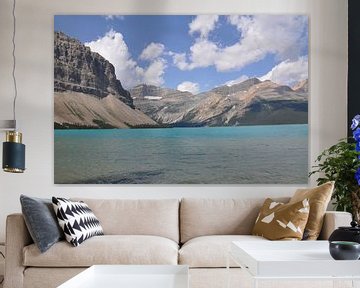 Azuurblauw meer in de Canadese Rocky Mountains van Lucie Lindeman