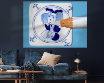Delfts blauw tegeltje in waterdruppel weerspiegeld