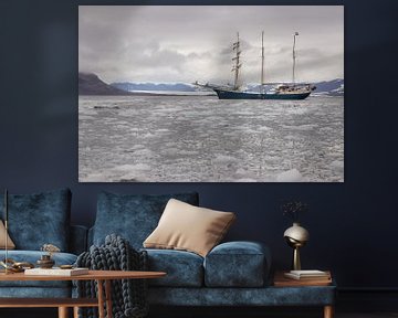 Tall Ship Barquentine Antigua in de wateren rondom Spitsbergen van Menno Schaefer