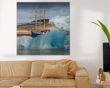 Tall Ship Barquentine Antigua in de wateren rondom Spitsbergen van Menno Schaefer