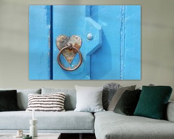 Blauwe deur met deurknop van Harry Wedzinga
