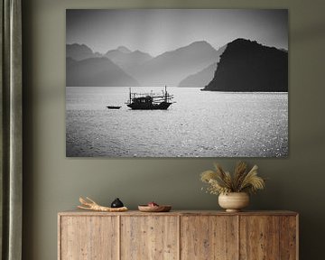 bateau de pêche dans la baie d'Halong en noir et blanc sur Karel Ham