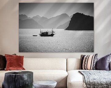 Fischerboot in der Halong-Bay in schwarz-weiß von Karel Ham