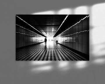 Silhouette der Person im Tunnel