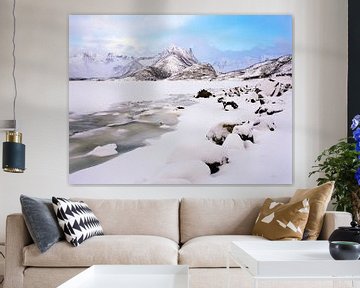 Winterlandschap met bevroren meer en bergen aan de horizon, Lofoten, Noorwegen