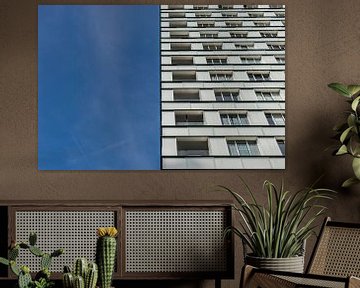 tweeluik wit flatgebouw en blauwe lucht van Patrick Verhoef