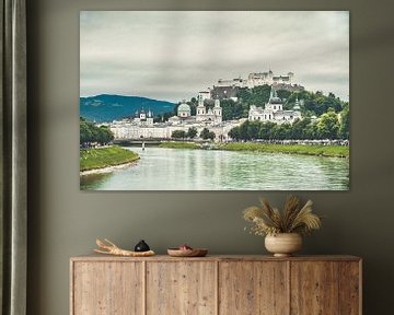 Salzburg - Blick über Stadt und Schloss von der Brücke aus von Rob van der Pijll