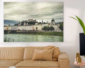 Blick auf Salzburg mit Burg im Hintergrund von Rob van der Pijll