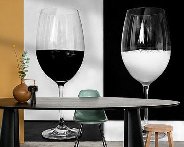 Abstract stilleven van wijnglazen in zwart wit van Marianne van der Zee