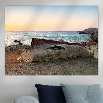 altes gebrochenes Boot an der Küste von Kefalonia